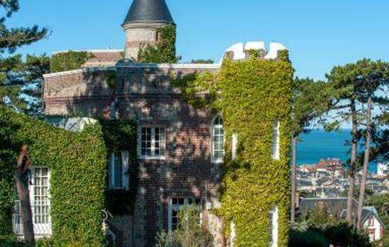 Visite guidée : Le Donjon, décor de théâtre avec vue sur mer