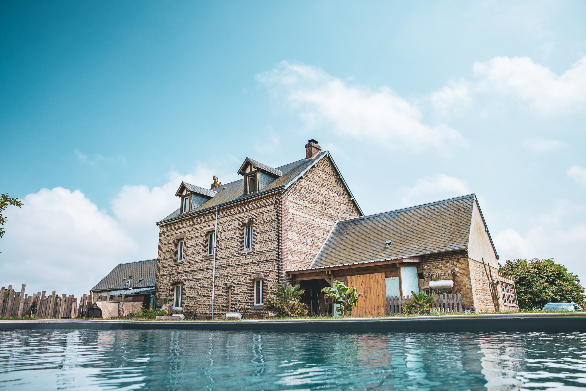 La maison vue de la piscine