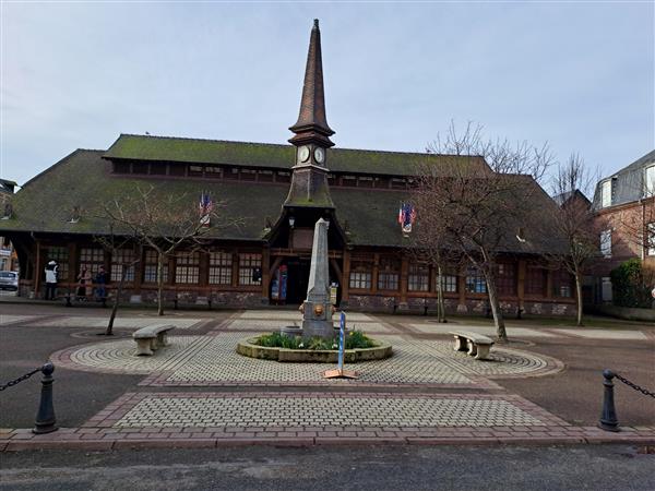 Le marché couvert - façade Place Foch