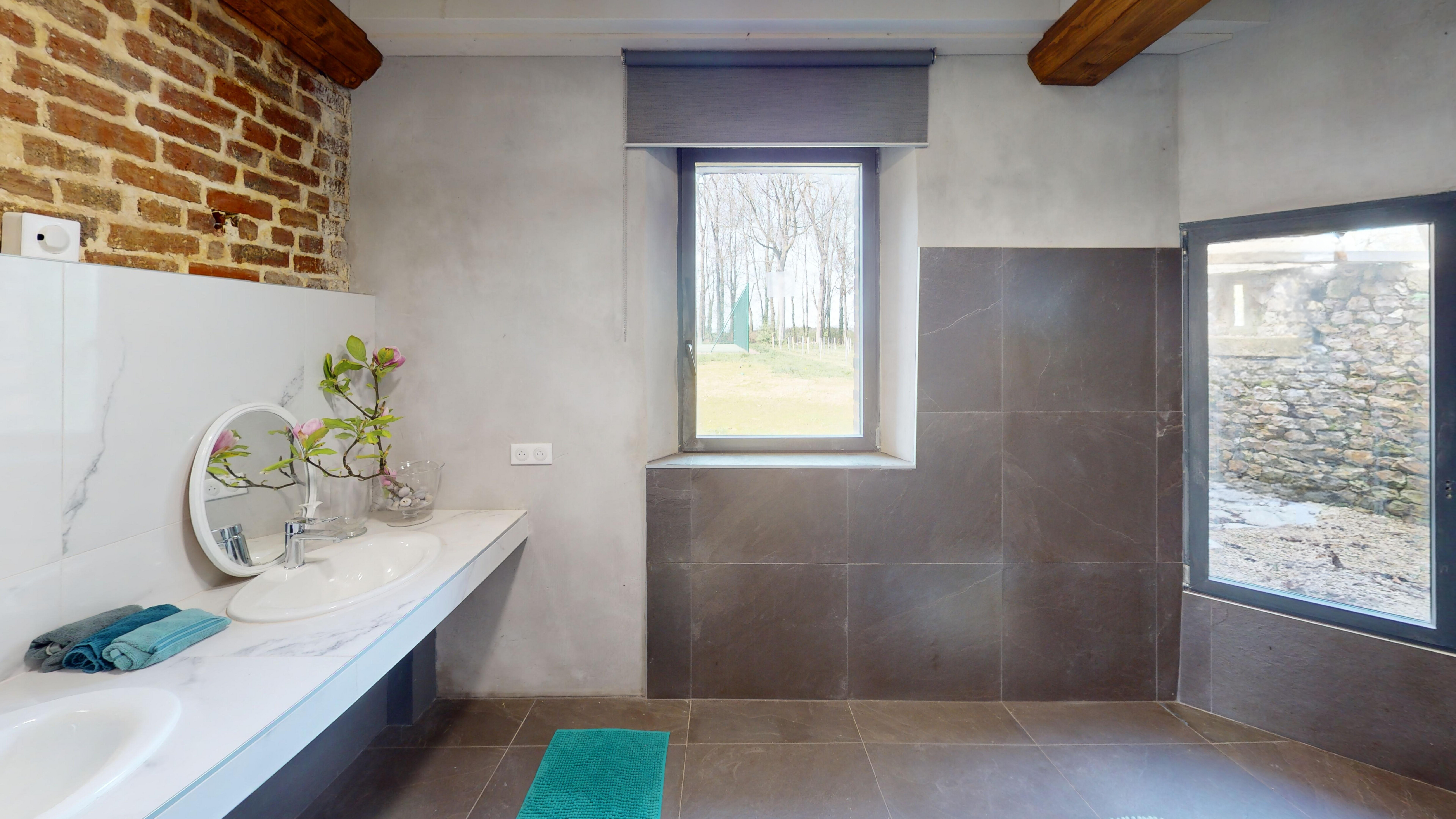 Salle de bain RDC (accessible aux handicapés)