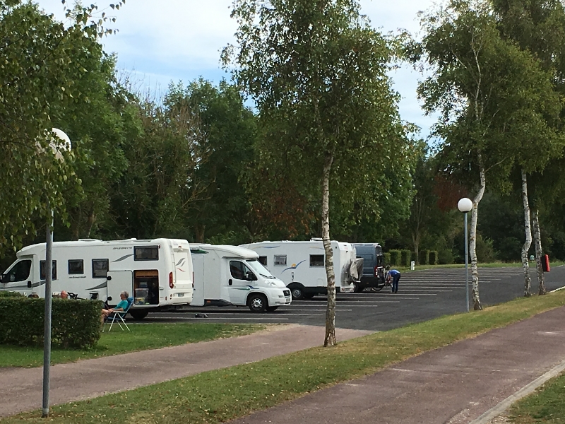 Aire de stationnement du Camping Le Mont Joli-Bois — photo 2