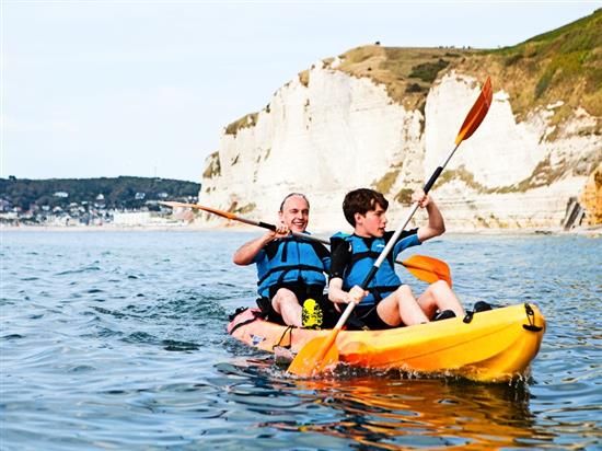 Discovery of the arches and the needle of Etretat by kayak