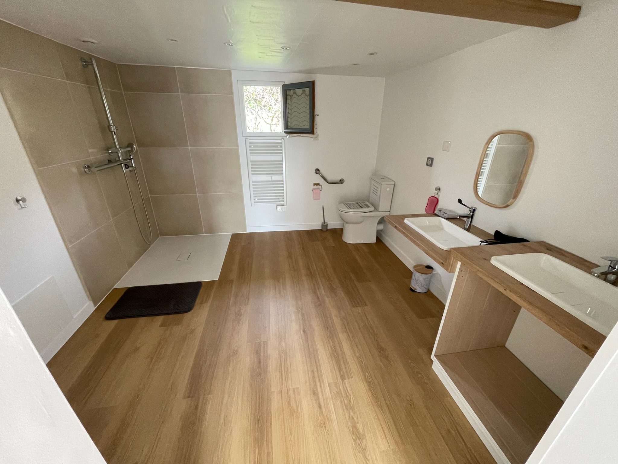 Grande salle de bain avec 2 vasques donc un pour PMR