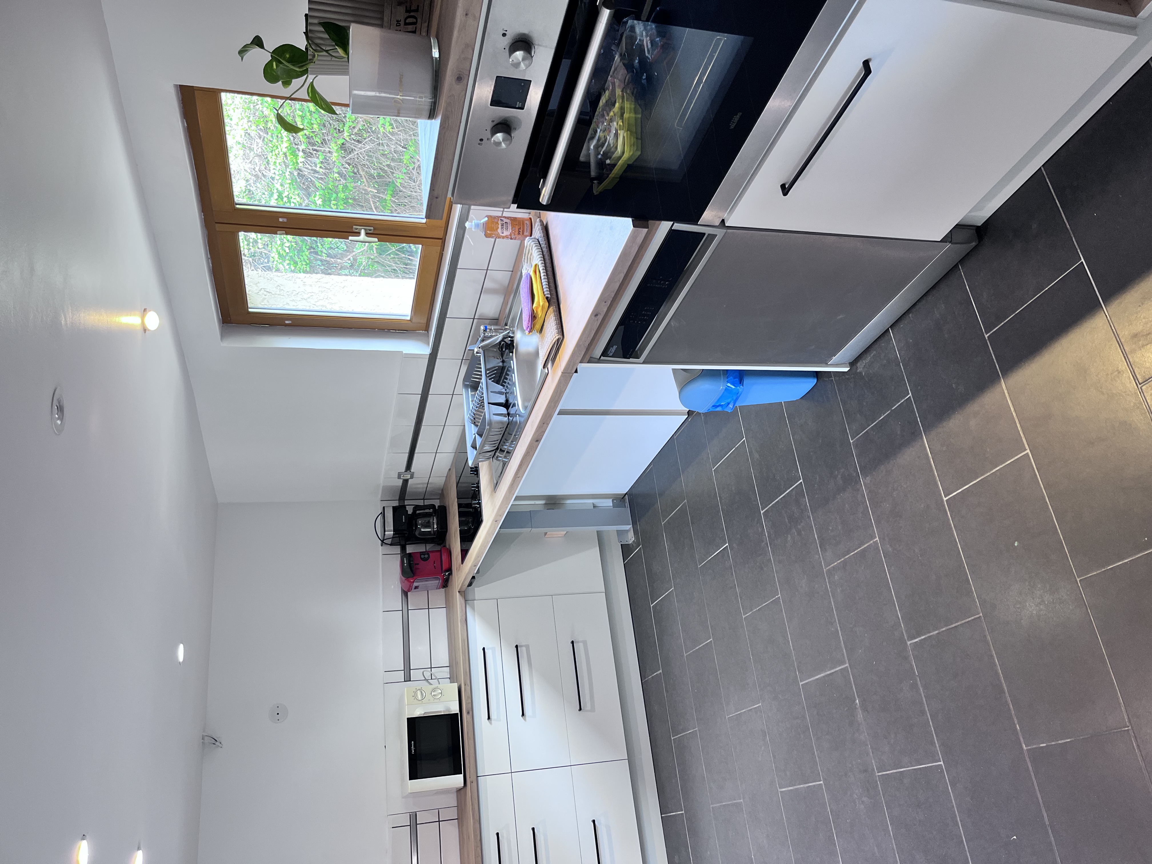 Cuisine avec plan de travail modulable grace à un élévateur