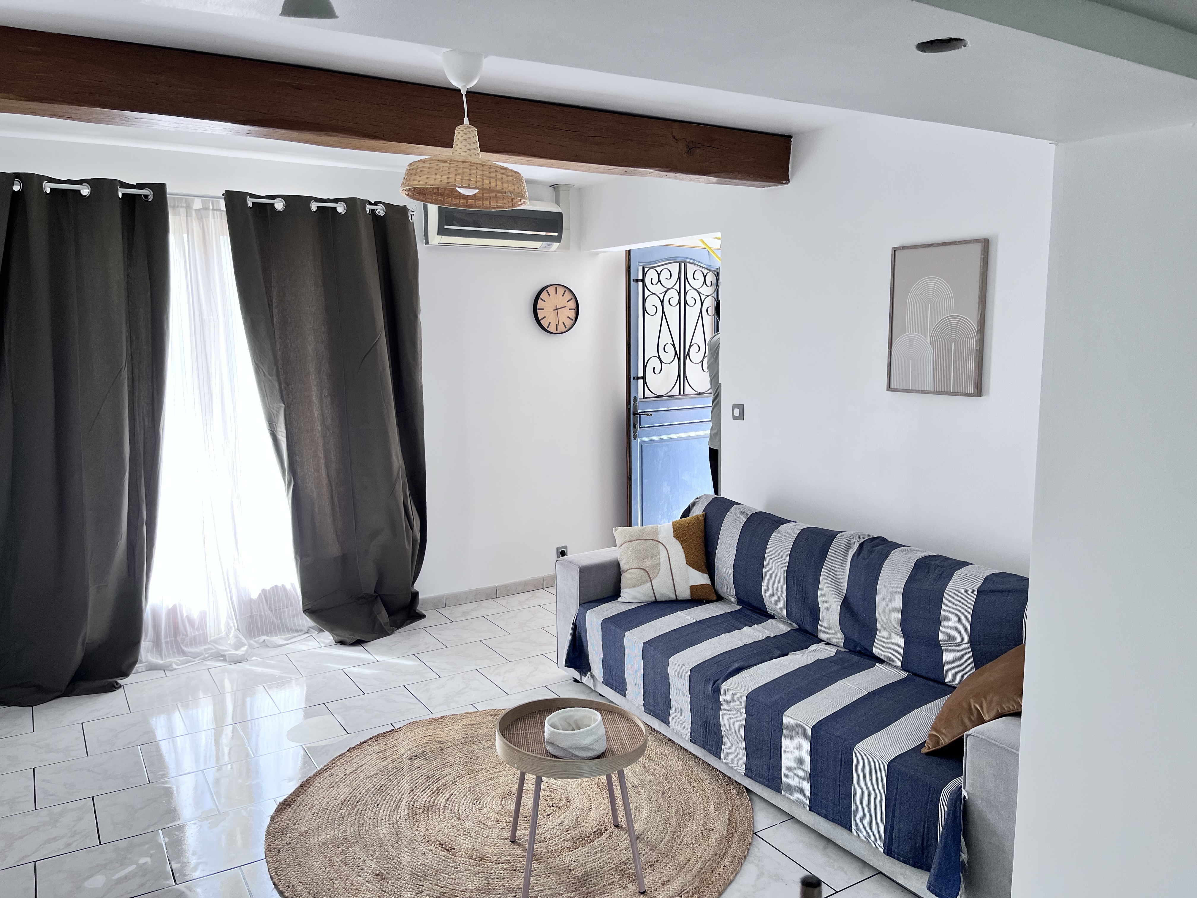 Salon spacieux 28 m2 avec TV et canapé convertible