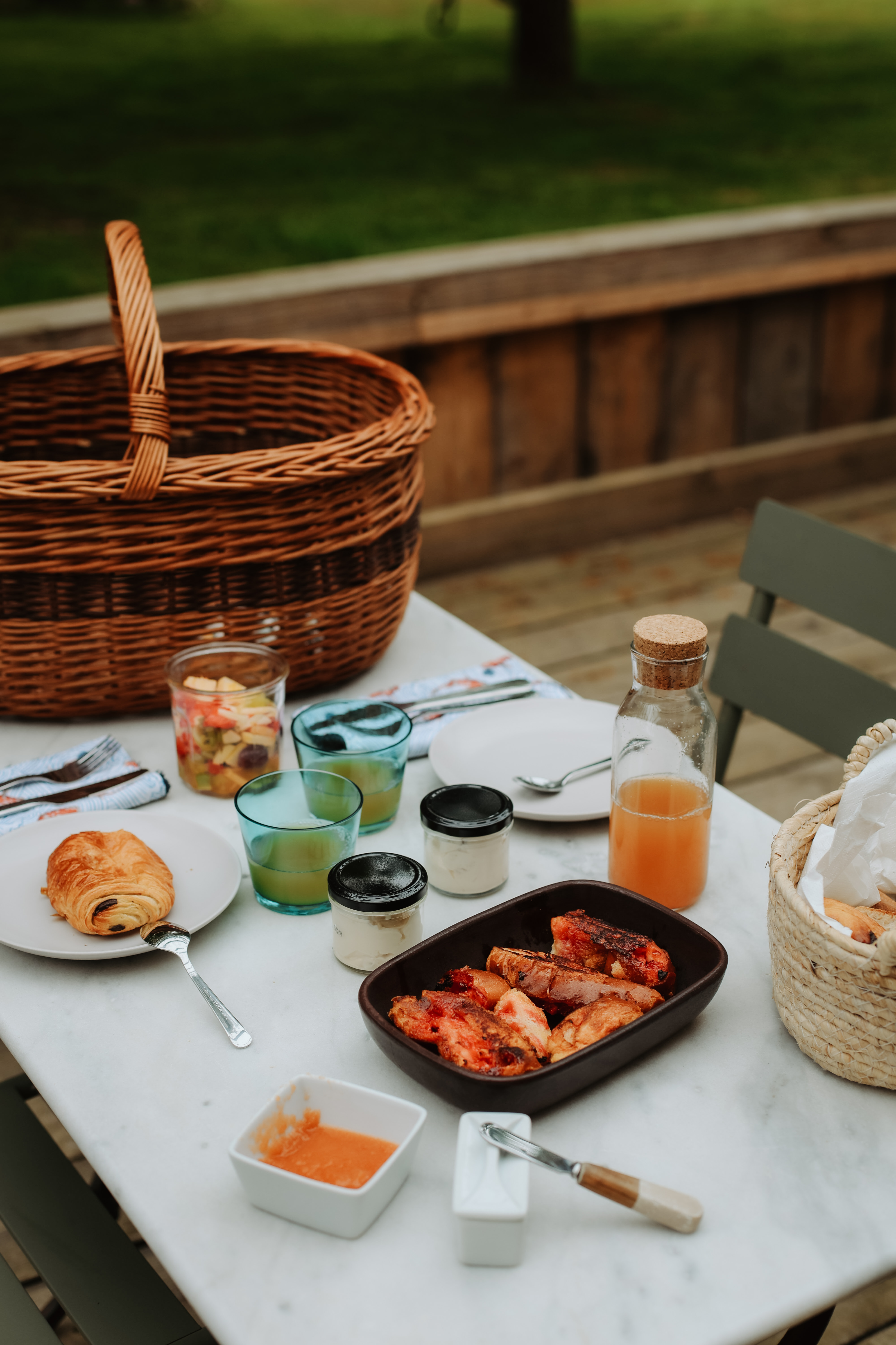 Le petit déjeuner maison sur la terrasse