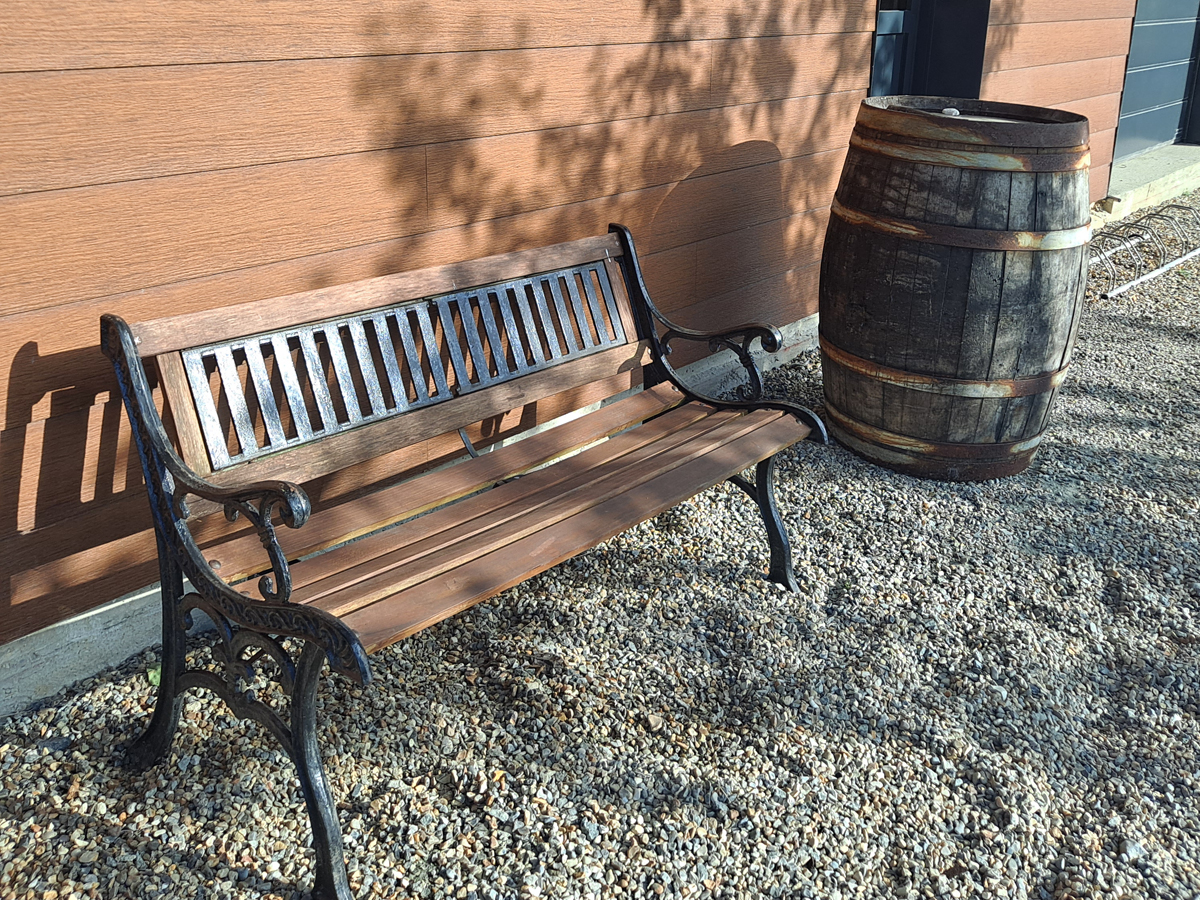 Le banc à l'entrée de la Clozette - ©Gîtes du Clos Delamare