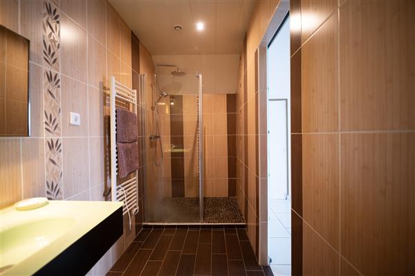 Salle de douche à l'étage