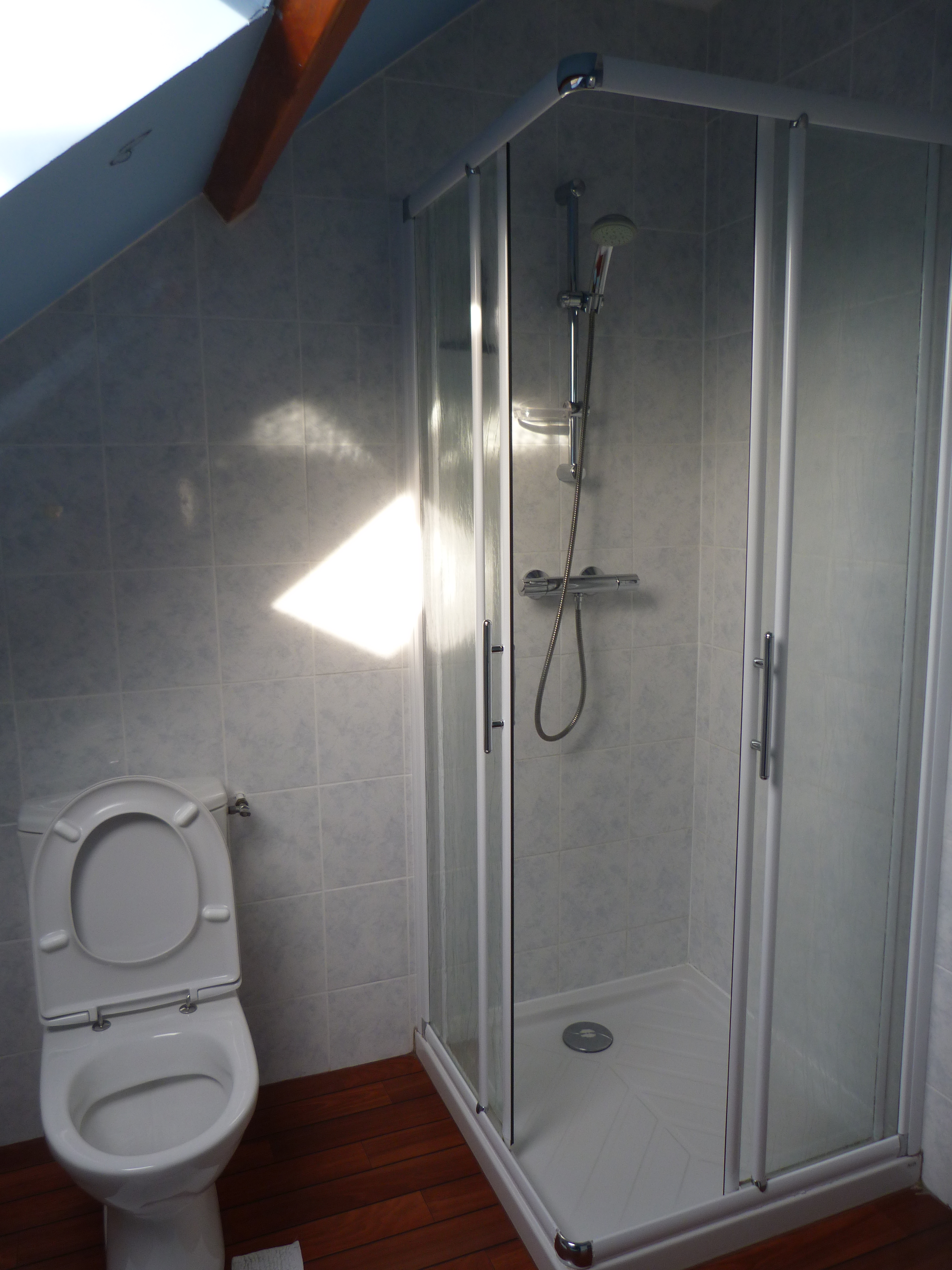 La salle de douche à l'étage