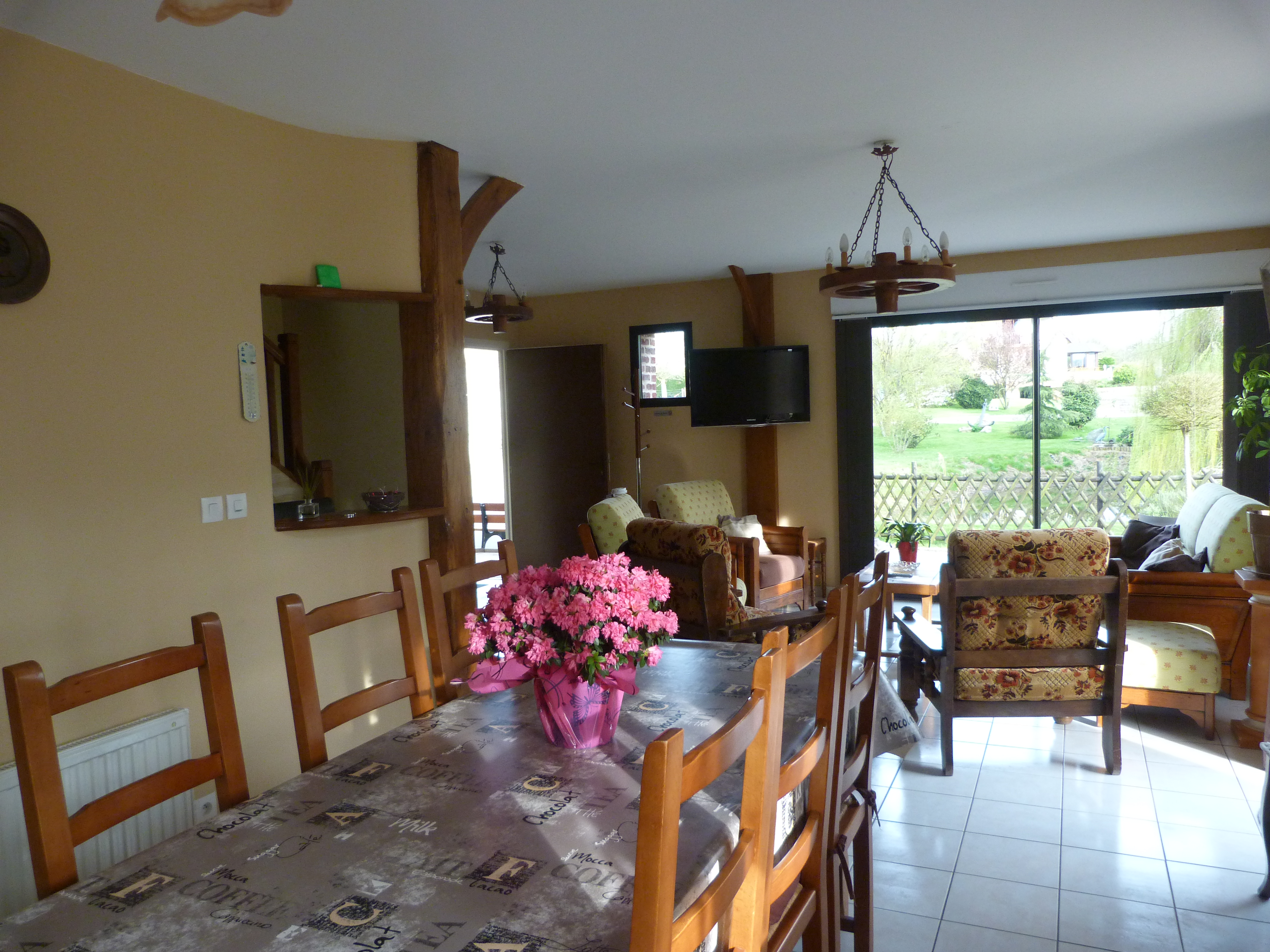 La vue sur le salon de la cuisine