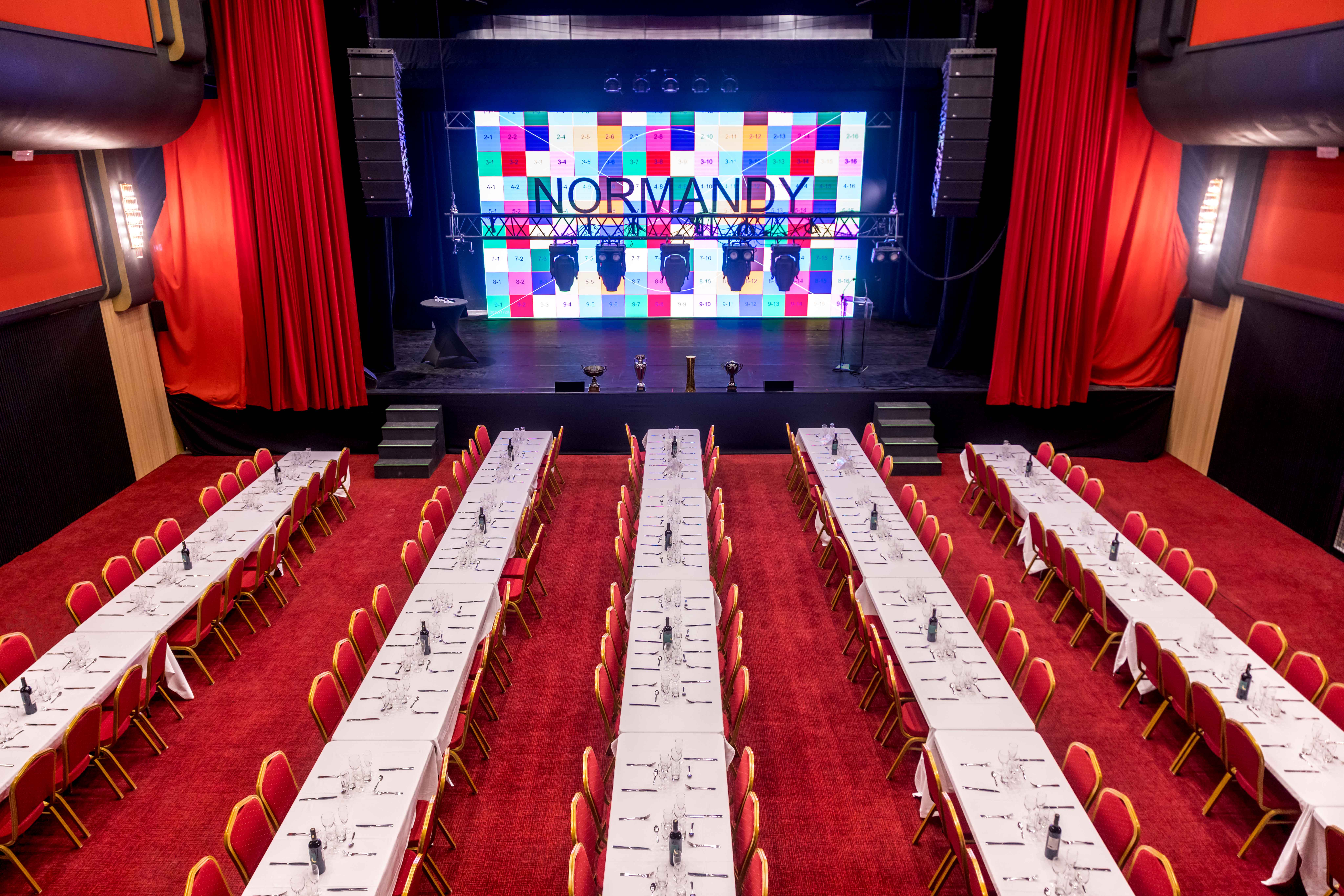 La grande salle - configuration dîner / déjeuner