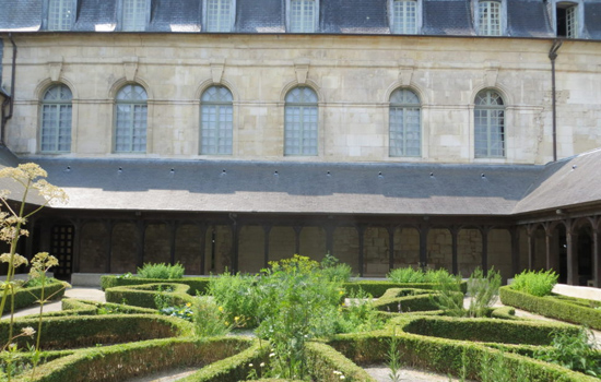 Visite flash : le cloître de l'Abbaye de Montivilliers