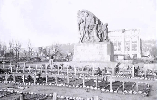 Tombes au pied du monument aux morts, septembre 194