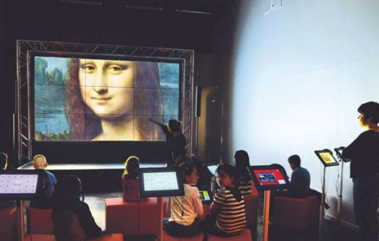 Des enfants visitent le musée numérique à la Micro-Folie de Lille.Sans titre-1