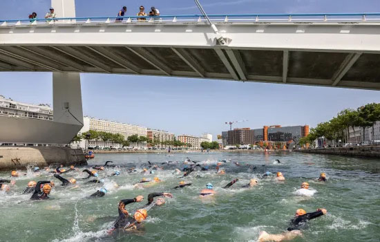 Compétition de nage dans le bassin du Commerce