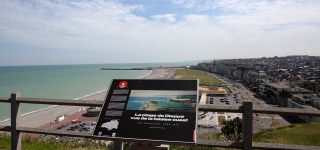 Table de lecture impressionniste n°4 - La plage de Dieppe vue de la falaise Ouest
