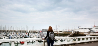 Table de lecture impressionniste n°2 - Entrée des jetées du Havre par gros temps