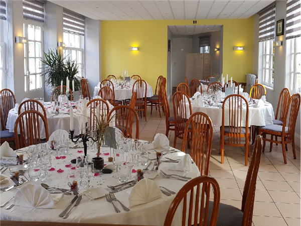 salle privative table ronde © Hôtel Normand