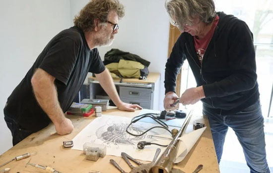 Mathieu Desailly et Vincent Gadras en train de fabriquer une limule au Muséum